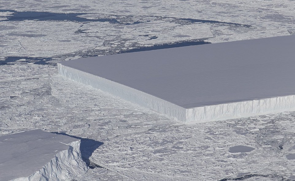 【环球网科技综合报道】美国国家航天航空局(NASA)科学家近日在南极半岛东海岸拉森C冰架附近发现了一座巨型矩形冰山。这座冰山棱角分明，外观看起来异常的整齐，被称为“桌状冰山”。NASA的专家认为，这座冰山可能是最近从拉森C冰架上脱离的。