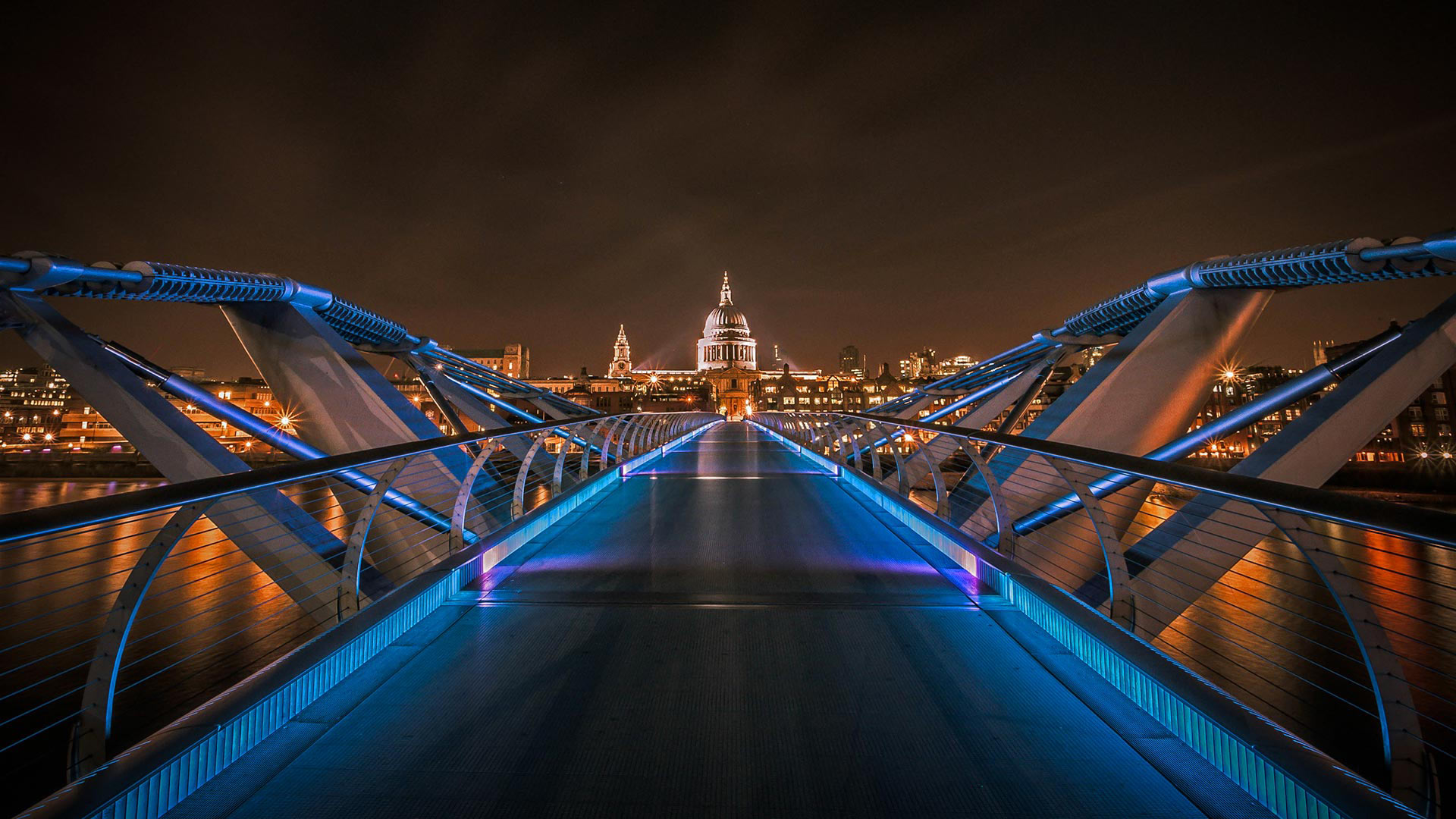 以圣保罗大教堂为背景的千禧桥，英国伦敦London Millennium Bridge 